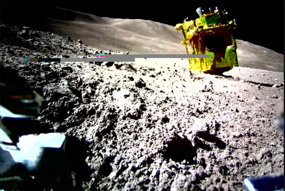 Flight controllers contact crippled Japanese moon lander