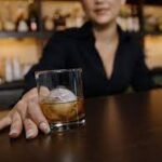 I'm a bartender and can spot red flags while you're on your date. Here are 5 things to keep an eye out for.