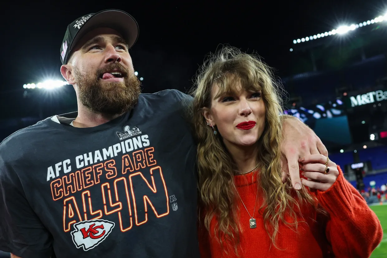 Taylor Swift, Travis Kelce kiss, celebrate as Chiefs advance to Super Bowl. Here are the best photos from the field.