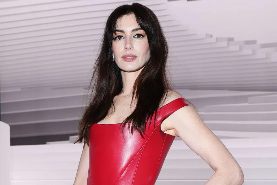 Watch Anne Hathaway Dish to Anna Wintour That She 'Can't Turn but Can Breathe' in Supertight Versace Dress